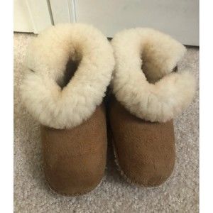 Minnetonka baby bootie size 2/3